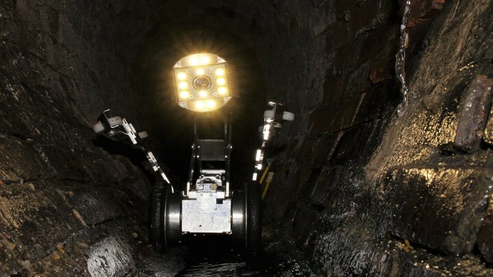 Inspektionskamera OPRHEUS im Kanal am Fahrwagen T76 und mit Eiprofilzusatz