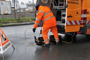 Inspekteur beim Herablassen des PANORAMO 4K Inspektionssystem in den Schacht