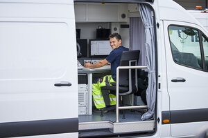 Aufnahme eines Bedieners im Bedienraum bei geöffneter Tür