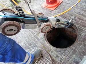 Herablassen eines Höchstdruck-Wasserstrahlfrässystem in den Schacht