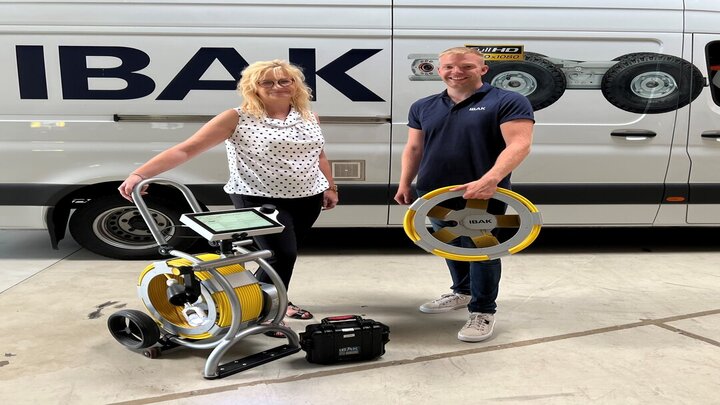 Mick Hennig übergibt die mobile Schiebeanlage MiniLite an die Bauakademie Sachsen