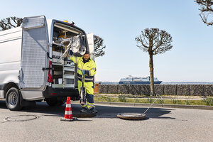 Kanalinspektion in Laboe am Strand mit der Color Line im Hintergrund