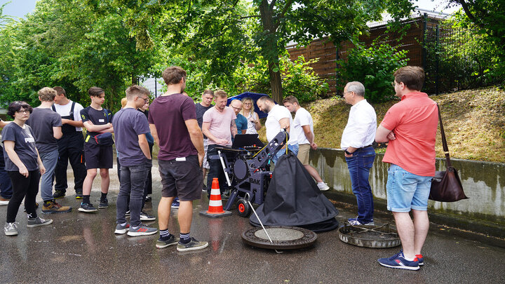 Matthias Raue erklärt den Teilnehmern des "Workshops on the road 2024" die PANORAMO SI 4K