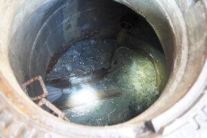 Spüldüse mit Wasservortrieb im Kanal