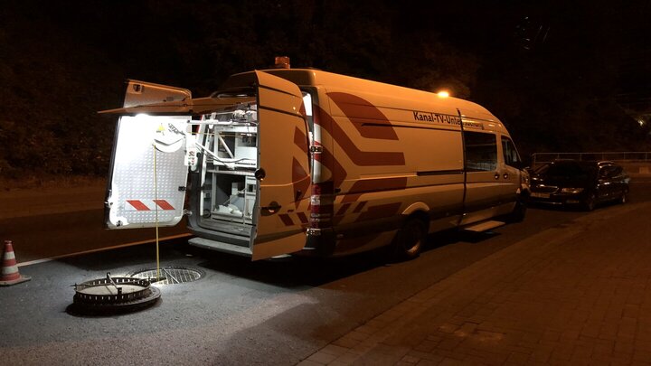 Kanalinspektionsfahrzeug im nächtlichen Einsatz