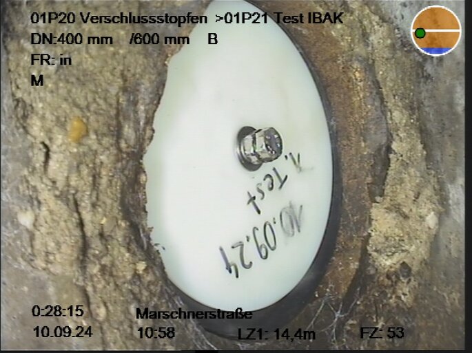 Aufnahme eines eingebauten Verschlussstopfens im Anschlussrohr