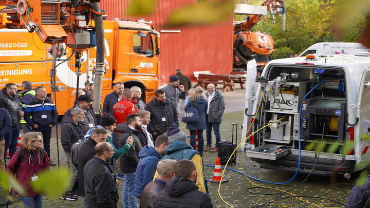 Teilnehmer des "Workshops on the road 2024" beobachten die Praxisvorführung des Satellitensystems LISY