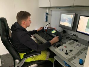 Bediener bei Fräsarbeiten am Bediensystem