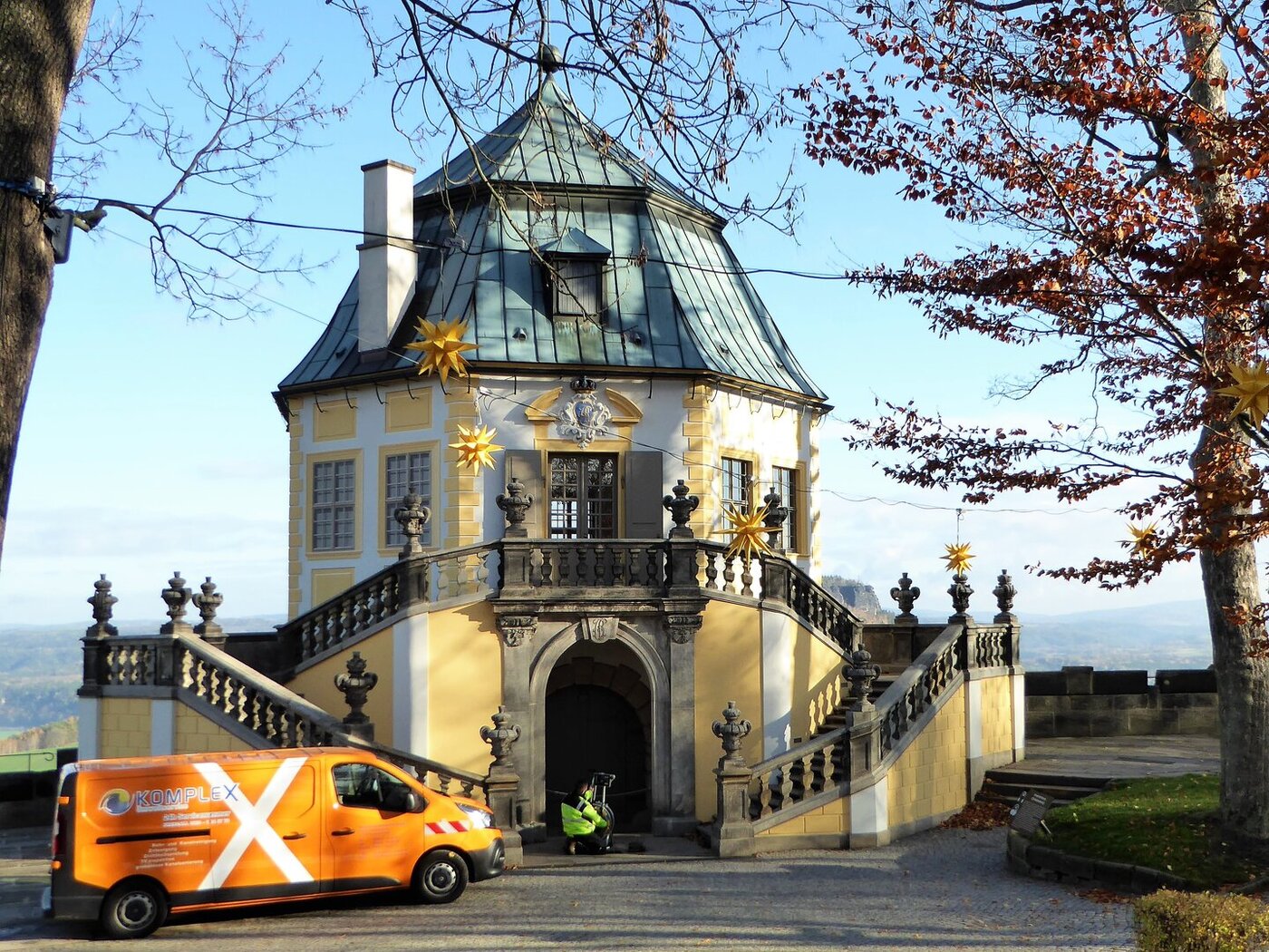 Kanalinspektionsfahrzeug vor einem Schloss