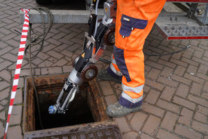 MicroGator Air Frässystem beim Herunterlassen in den Schacht