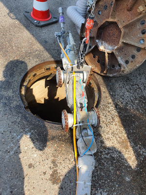 Detailaufnahme MicroGator GT mit Höchstdruck-Wasserstrahl-Adapter am Schacht