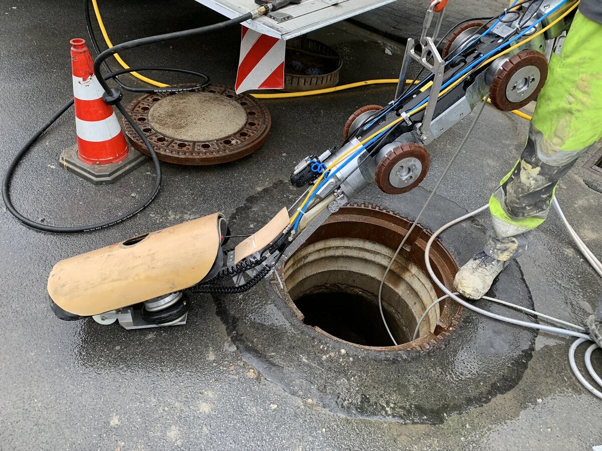 MicroGator GT mit adaptiertem Stutzensaniersystem am Schacht