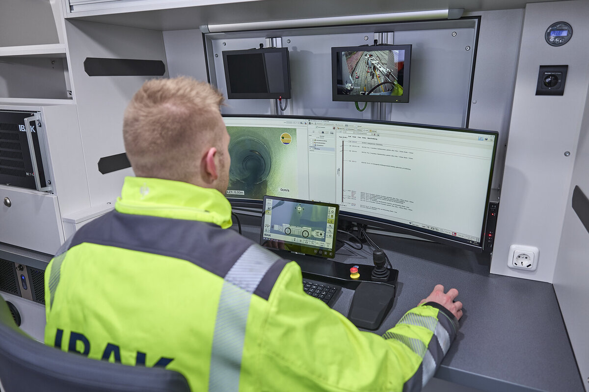 IBAK Fahrzeugsystem Bedienraum mit Bediensystem BS10X und der Kanalsoftware IKAS evolution