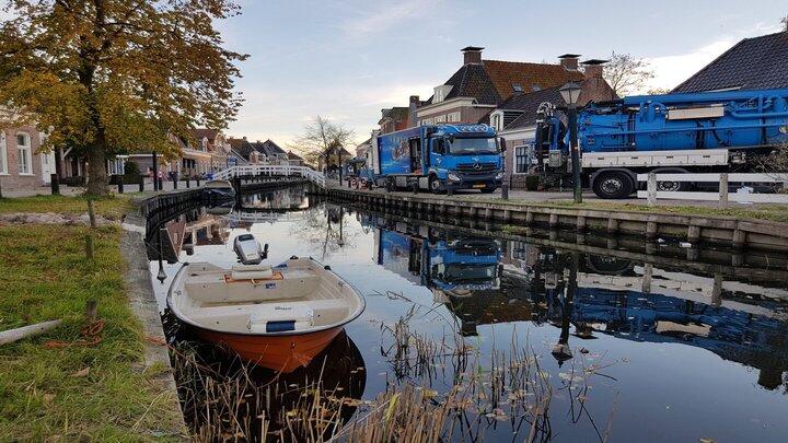Fahrzeuge für die Kanalinspektion und Kanalreinigung im Einsatz an einem Fluss