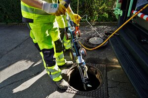 Detailaufnahme MicroGator Fräsroboter beim Herablassen in den Schacht