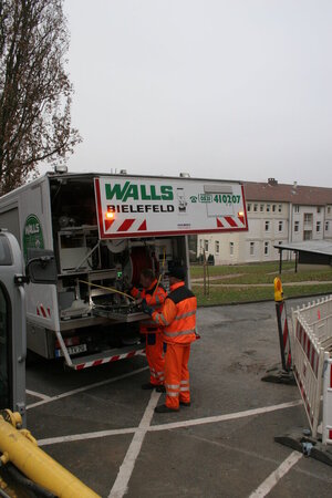 Zwei Kanalinspekteure am Heck eines Kanalinspektionsfahrzeugs