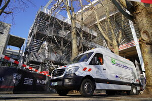 Kanalinspektionsfahrzeug im Einsatz vor dem Stadion des VfB Stuttgart