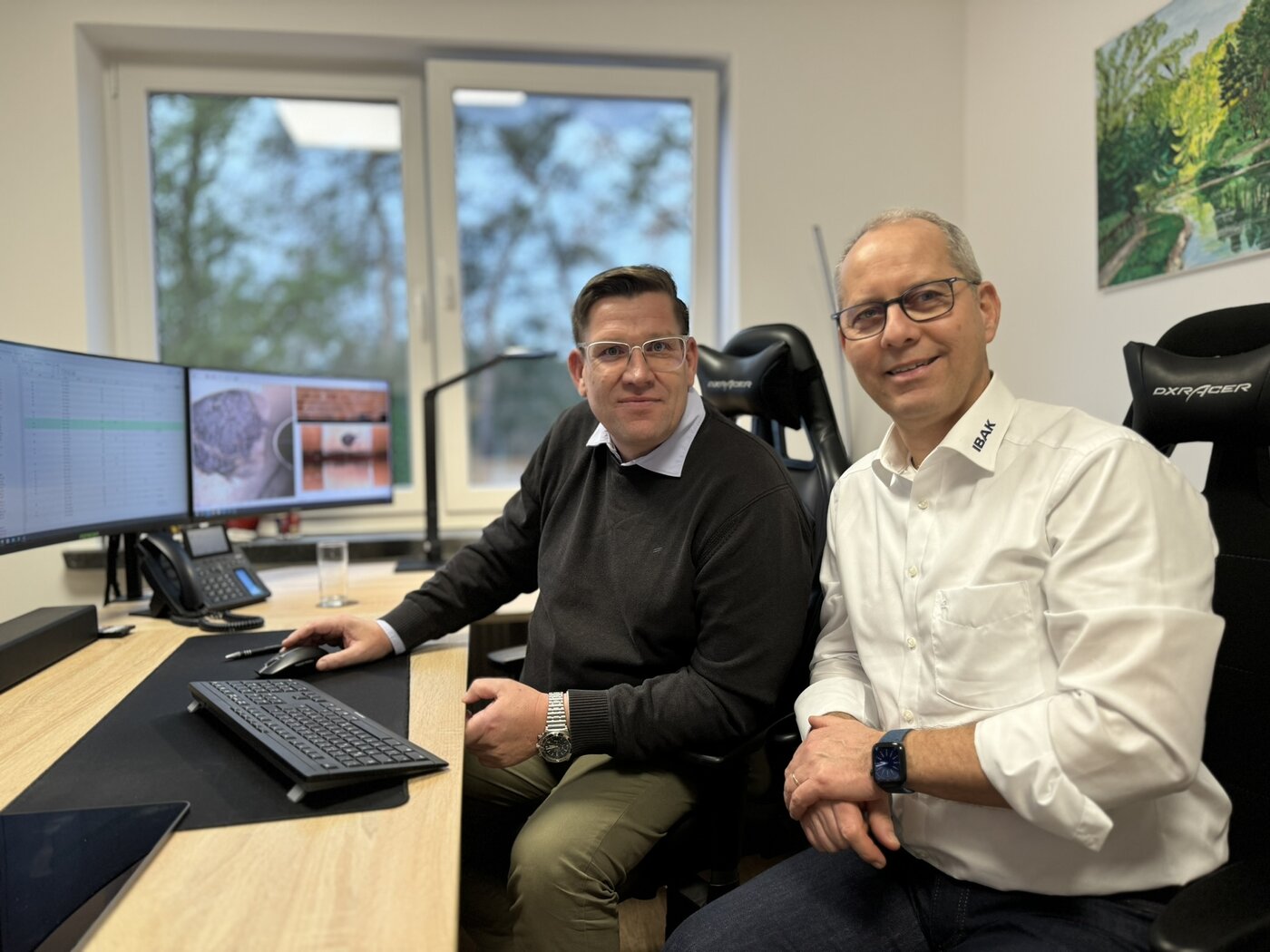 Ronny Boese und Arno Jugel am Bildschirmarbeitsplatz