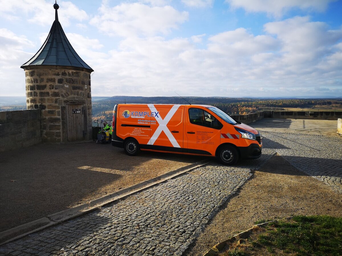Aufschlussreiche Bestandsaufnahmen Kanalinspektionsfahrzeug im Einsatz auf einer Burganlage