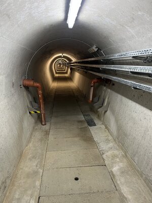 Aufnahme eines Tunnelgangs mit Drainageleitungen