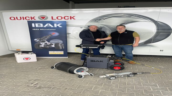 Frank Claaßen mit Handschlag zur Kooperation mit UHRIG