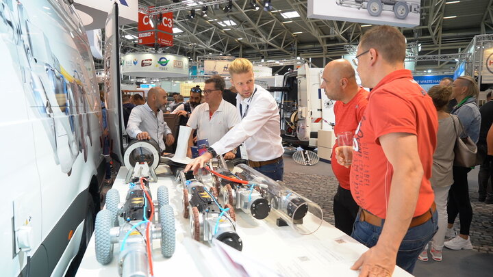 Bild von der IFAT mit Vertriebspersonen im Kundengespräch