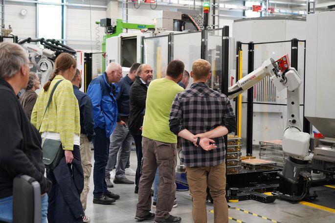 Gruppenaufnahme vom Besuch der Fertigung in Schönkirchen