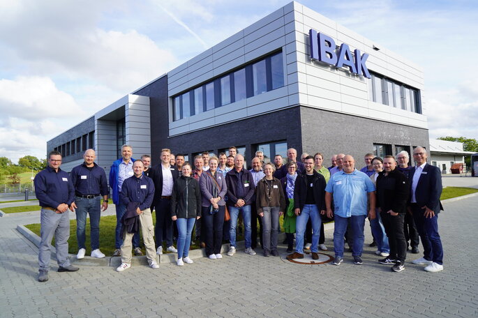 Gruppenaufnahme vor der IBAK-Produktion in Schönkirchen