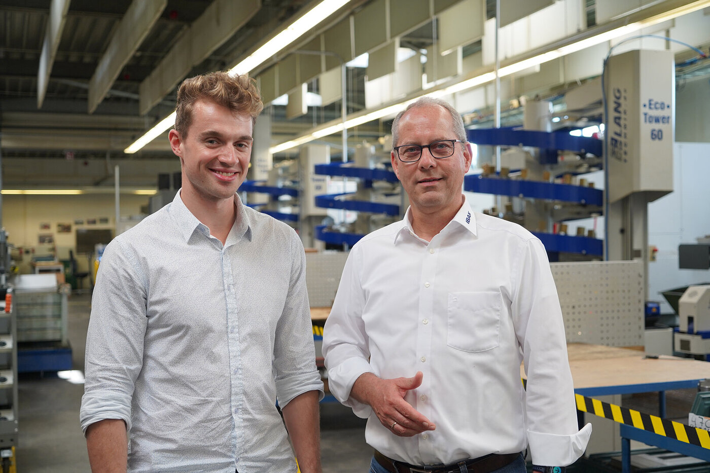 Marco Deubler und Arno Jugel in der Fertigungshalle