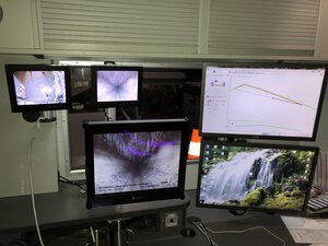 Blick auf die Bildschirme während einer Kanalinspektion