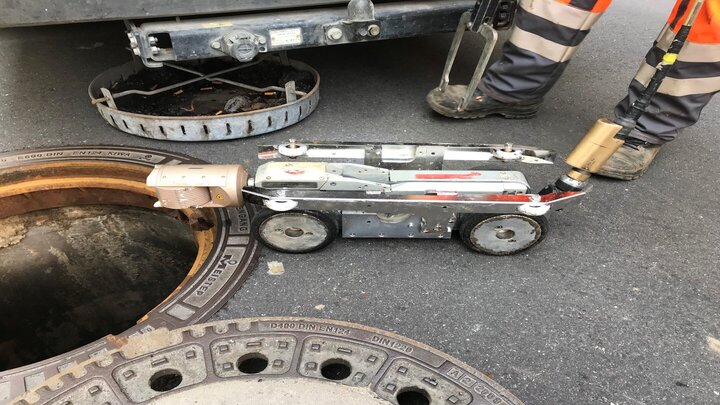 ORPHEUS Kanalinspektionskamera am Fahrwagen T76 vor einem geöffneten Schacht