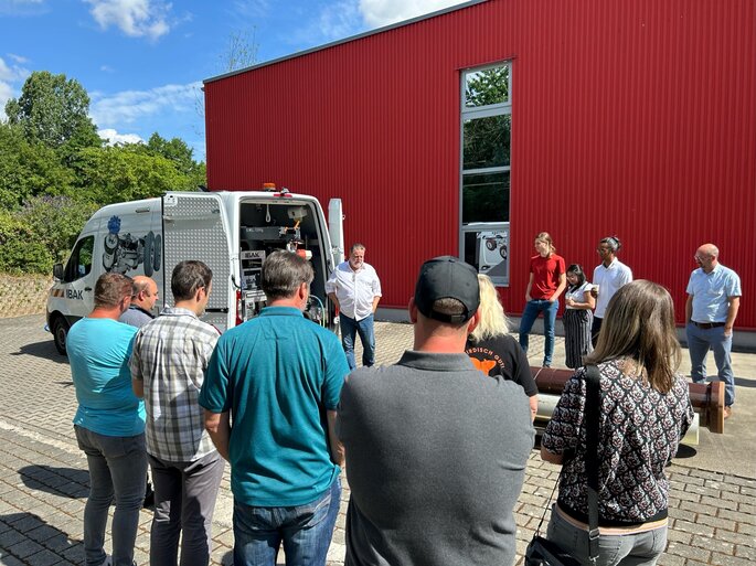 Frank Claaßen präsentiert Interessierten Lösungen von IBAK für die Kanalsanierung