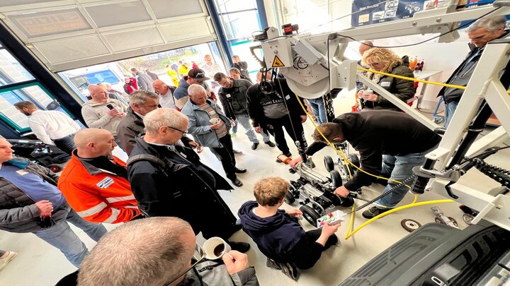 Teilnehmer des "Workshops on the road 2024" bei der Präsentation des Universal-Fahrwagenzusatzes