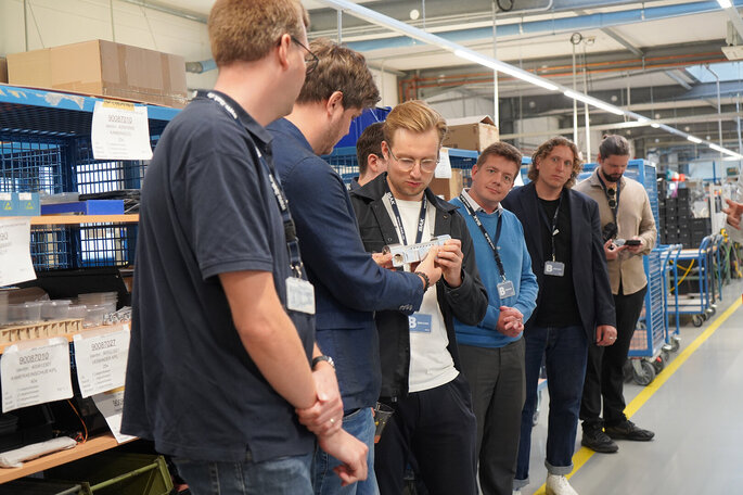 Aufnahme der Delegation von Minister Dirk Schrödter und der Delegation des WT.SH beim Firmenrundgang bei IBAK