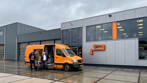 Kanalinspektionsfahrzeug der Firma Janssen vor der Werkshalle