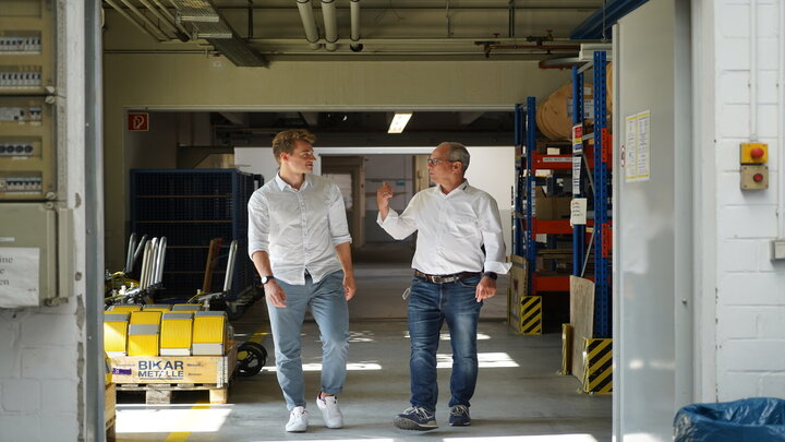 Marco Deubler und Arno Jugel im Gespräch während des Firmenrundgangs bei IBAK