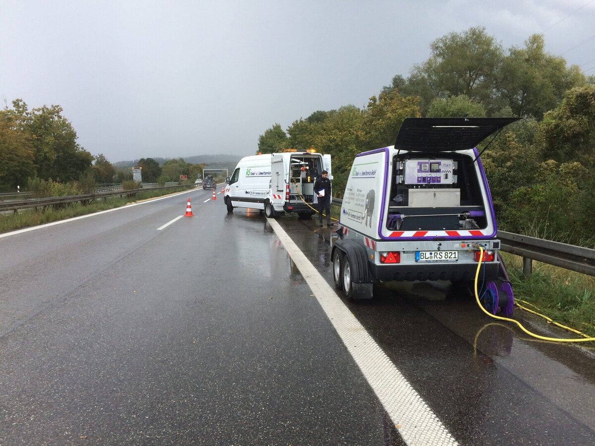Kanalinspektionsfahrzeug mit Höchstdruckstrahlanlage im Einsatz auf einer Bundesstraße