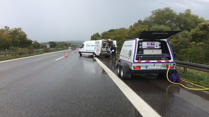 Kanalinspektionsfahrzeug mit Höchstdruckstrahlanlage im Einsatz auf einer Bundesstraße