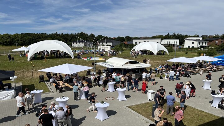 IBAK Sommerfest im Blick über das Gelände in Schönkirchen
