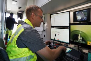 Inspekteur bei der Kanalsanierung im Bedienraum und am Bediensystem des Fahrzeugs