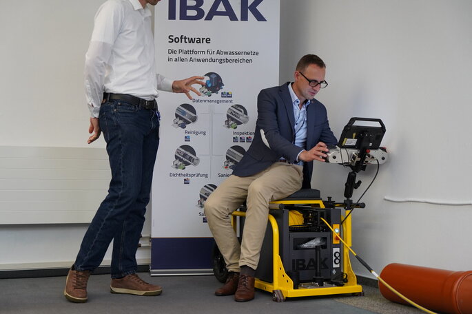 Minister Dirk Schrödter am Inspektionssystem MainLite