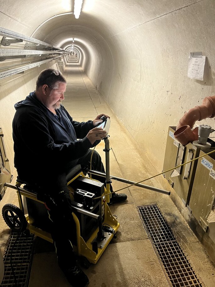 Inspekteur im Tunnelgang mit dem Inspektionssystem MainLite fit