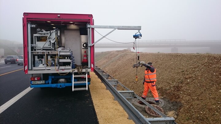 Fahrzeugausbau mit Spezialkonstruktion Kanalinspektion auf der Autobahn