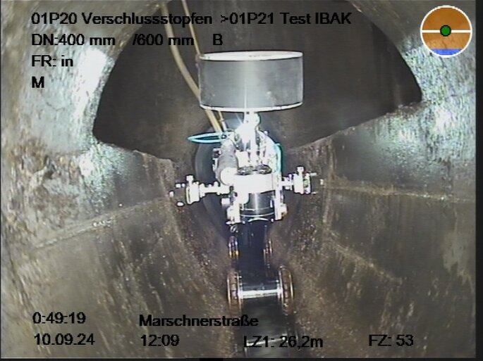 Aufnahme des Roboters im Hauptkanal mit Arbeitsarm zur Montage des Verschlussstopfens