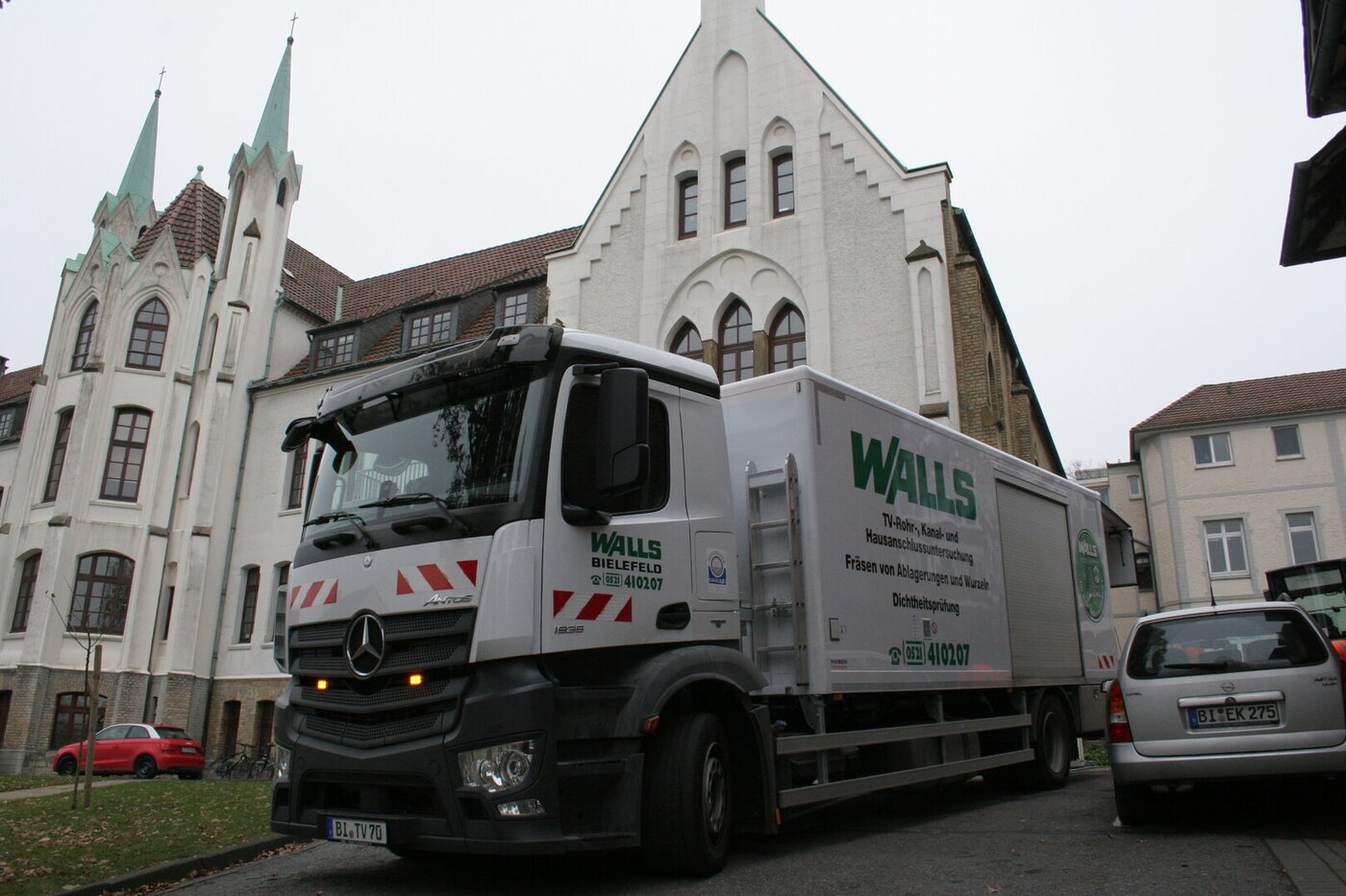 Inspektionsfahrzeug in seitlich-frontaler Ansicht