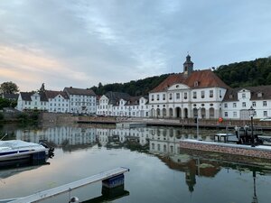 Barockes Gebäudeensemble mit Hafenbecken