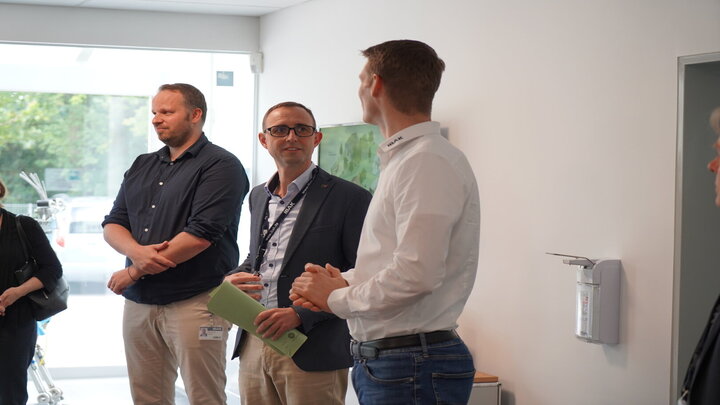 Gruppenaufnahme vom Besuch des Digitalminister Dirk Schrödter mit Dorian Hunger und Dr. Henrik Knecht