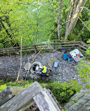 Blick von oben auf das Inspektionssystem MainLite fit beim Einsatz an einem Berghang