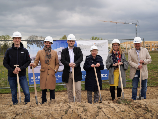 Gruppenfoto zum Spatenstich des Neubaus in Schönkirchen