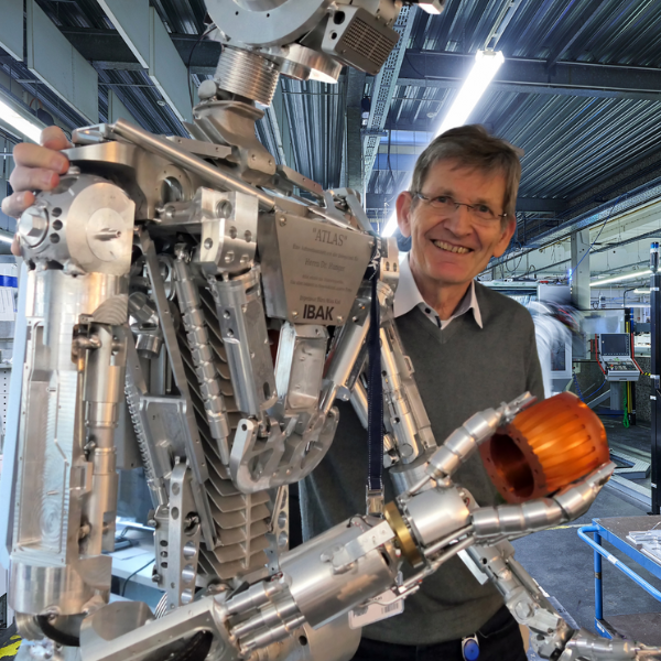 Dr. Werner Hunger mit dem Roboter ATLAS als Geschenk zum Abschied